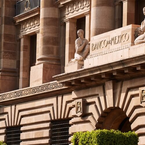Banxico frena recortes y deja tasa de interés en 7%; también ajusta pronóstico de inflación