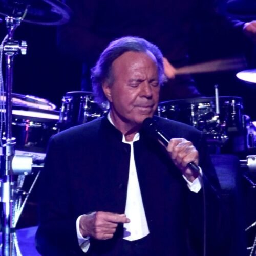 Demanda Julio Iglesias a medio español por reportaje de agresiones