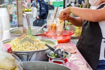 Vender o consumir alimentos en vía pública debe hacerse con estrictas medidas de higiene: SSZ