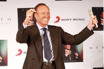 Mujeres que denunciaron a Julio Iglesias por agresión sexual presentan nueva querella contra el cantante